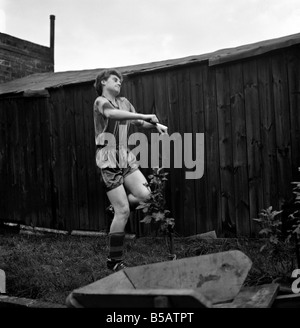 Girl soccer player Margaret Parkes. 1956 Un509-002 Foto Stock