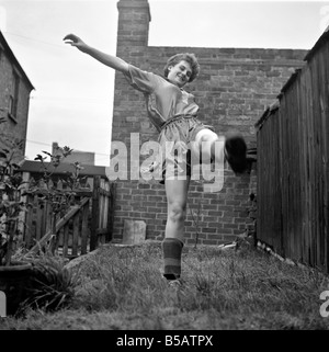 Girl soccer player Margaret Parkes. 1956 Un509-003 Foto Stock
