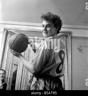 Girl soccer player Margaret Parkes. 1956 Un509-006 Foto Stock