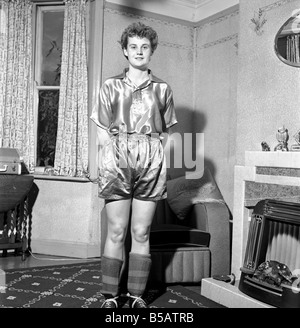 Girl soccer player Margaret Parkes. 1956 Un509-007 Foto Stock