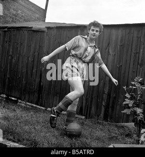 Girl soccer player Margaret Parkes. 1956 Un509-008 Foto Stock