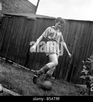 Girl soccer player Margaret Parkes. 1956 A509 Foto Stock
