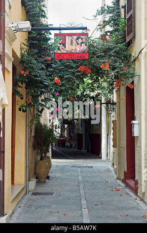 Strada stretta nella città vecchia di Rethymnon Creta Grecia Settembre 2008 Foto Stock