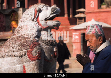 Uomo che prega al Chyasin Dega (Tempio di Vansagopal) Hanuman-Dhoka Durbar Square, Kathmandu, Nepal Foto Stock