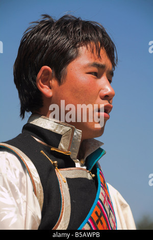 Giovane uomo tibetano in abiti tradizionali durante il tibetano e Sherpa Anno Nuovo festival, Bodhnath, Bagmati, Kathmandu, Nepal Foto Stock