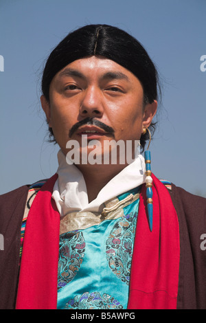 Uomo tibetano in abiti tradizionali durante Lhosar (tibetano e Sherpa Anno Nuovo festival), Bodhnath, Bagmati, Kathmandu, Nepal Foto Stock