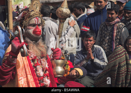 Uomo vestito da Hanuman, la scimmia indù Dio nutre la gente a Shivaratri festival, Tempio di Pashupatinath, Kathmandu, Nepal Foto Stock