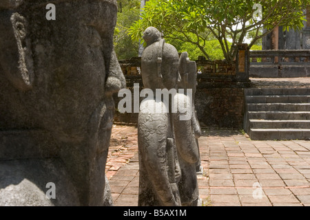 Figure in pietra alla tomba dell'Imperatore Tu Duc vicino a Hue Vietnam Foto Stock
