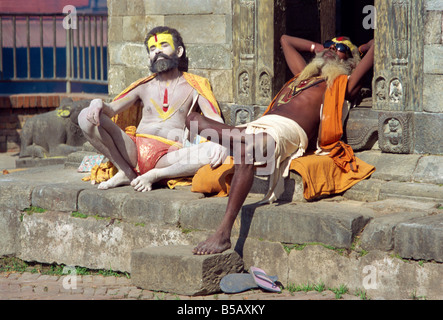 I santi uomini che posano per una foto tempio di Pashupatinath Kathmandu in Nepal Asia Foto Stock