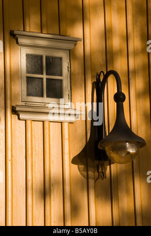 Alla fine del giorno in estate il sole proietta la sua luce su di una finestra e la luce nella città vecchia di Gamlebyen in Fredrikstad Norvegia, a sud di Oslo. Foto Stock