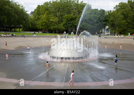 Bambini che giocano nella fontana internazionale nel centro di Seattle, Seattle, Washington Foto Stock
