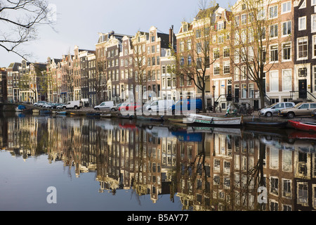 Case riflettente nel canale Singel, Amsterdam, Paesi Bassi, Europa Foto Stock