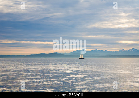 Barca a vela all'orizzonte di Elliot Bay di Puget Sound al largo di Seattle, Washington Foto Stock