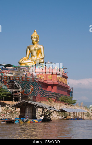 Enorme Golden Buddha a Sop Ruak, Triangolo Dorato, Thailandia, Sud-est asiatico Foto Stock