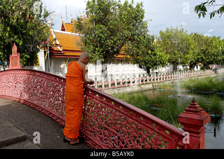 Monaco buddista al di fuori di Wat Benjamabophit (Tempio in marmo), Bangkok, Thailandia, Sud-est asiatico Foto Stock