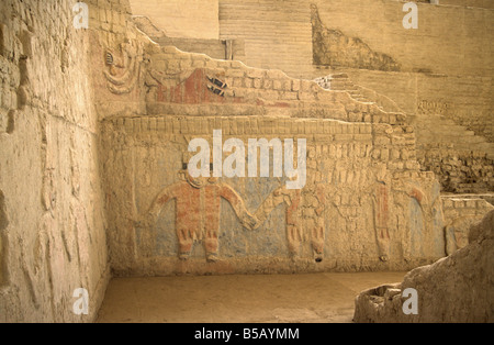 Fregio che mostra i funzionari o i sacerdoti, Huaca del Brujo, vicino a Trujillo, Perú Foto Stock