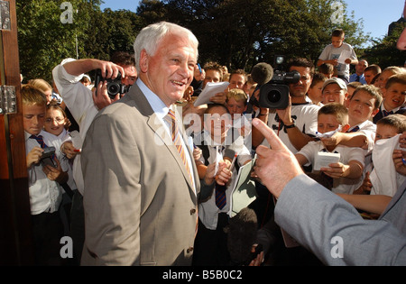 Lib ex Newcastle United boss Sir Bobby Robson come egli apre la nuova fisioterapia e sports clinic a medio Farm Square Cramlington Foto Stock