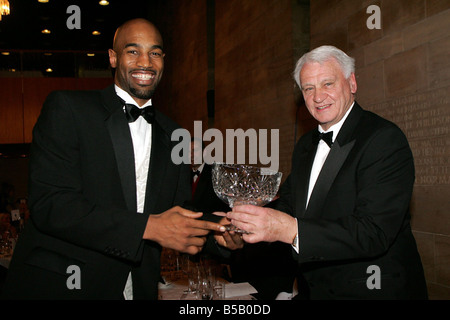 Lib ex Newcastle United boss Sir Bobby Robson dando la Stan Calvert Award per il coaching per Fab Flournoy allo Sport Newcastle Awards Foto Stock