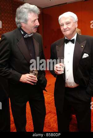 Lib ex Newcastle United boss Sir Bobby Robson chat per Graham Raynor direttore presso il Centro per la ricreazione fisica e sport Università di Newcastle all annuale Newcastle Sports Awards 2003 Foto Stock