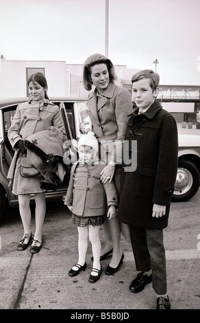 La Principessa Grace di Monaco incontra i suoi figli Prince Albert 11 e la Principessa Caroline 12 e la Principessa Stephanie 4 all'Aeroporto di Londra Heathrow il 3 bambini arrivati in aereo da Nizza Marzo 1969 Foto Stock