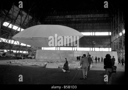 Molto silenzioso, il worldÕs primo Flying Saucer o Skyship come il suo designer preferisce chiamarla, facilitato stessa nell'aria, e la fantascienza è diventata la scienza di fatto. WhatÕs più è senz'altro britannico, concepito dal sig. John West e la sua impresa Ð John West Design Associates di Epsom, Surrey Ð che hanno lavorato al progetto per più di due anni. Il 30-piede piattino ha preso il largo nei pressi di Bedford alla tacca un primo per aviazione britannica. L'impostazione per la radio-controllato, volo senza equipaggio è stato il velivolo reale istituzione hangar a RAF Cardington, costruito per ospitare la sfortunata R101 dirigibile. Aprile 1975 Foto Stock