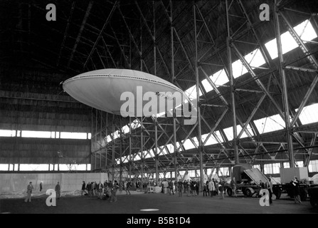 Molto silenzioso, il worldÕs primo Flying Saucer o Skyship come il suo designer preferisce chiamarla, facilitato stessa nell'aria, e la fantascienza è diventata la scienza di fatto. WhatÕs più è senz'altro britannico, concepito dal sig. John West e la sua impresa Ð John West Design Associates di Epsom, Surrey Ð che hanno lavorato al progetto per più di due anni. Il 30-piede piattino ha preso il largo nei pressi di Bedford alla tacca un primo per aviazione britannica. L'impostazione per la radio-controllato, volo senza equipaggio è stato il velivolo reale istituzione hangar a RAF Cardington, costruito per ospitare la sfortunata R101 dirigibile. Aprile 1975 Foto Stock