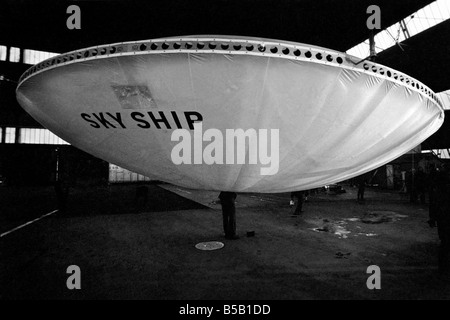 Molto silenzioso, il worldÕs primo Flying Saucer o Skyship come il suo designer preferisce chiamarla, facilitato stessa nell'aria, e la fantascienza è diventata la scienza di fatto. WhatÕs più è senz'altro britannico, concepito dal sig. John West e la sua impresa Ð John West Design Associates di Epsom, Surrey Ð che hanno lavorato al progetto per più di due anni. Il 30-piede piattino ha preso il largo nei pressi di Bedford alla tacca un primo per aviazione britannica. L'impostazione per la radio-controllato, volo senza equipaggio è stato il velivolo reale istituzione hangar a RAF Cardington, costruito per ospitare la sfortunata R101 dirigibile. Aprile 1975 Foto Stock