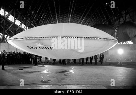 Molto silenzioso, il worldÕs primo Flying Saucer o Skyship come il suo designer preferisce chiamarla, facilitato stessa nell'aria, e la fantascienza è diventata la scienza di fatto. WhatÕs più è senz'altro britannico, concepito dal sig. John West e la sua impresa Ð John West Design Associates di Epsom, Surrey Ð che hanno lavorato al progetto per più di due anni. Il 30-piede piattino ha preso il largo nei pressi di Bedford alla tacca un primo per aviazione britannica. L'impostazione per la radio-controllato, volo senza equipaggio è stato il velivolo reale istituzione hangar a RAF Cardington, costruito per ospitare la sfortunata R101 dirigibile. Aprile 1975 Foto Stock