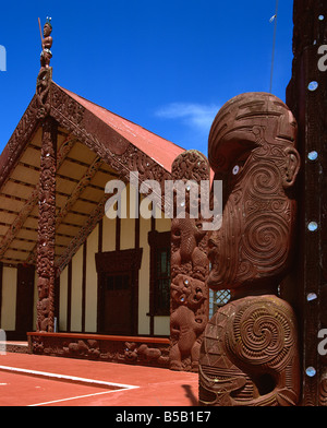 Statue e sculture di tikis su un Maori Marai Meeting House a Rotorua Isola del nord della Nuova Zelanda Pacific Foto Stock