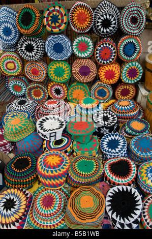 Maglia colorati Nubian cappelli in vendita in Aswan Souk un bazaar colorful localmente noto come la Sharia come-Souq, Aswan Egitto Foto Stock