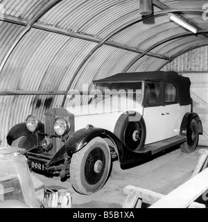 Veterano Rolls Royce auto memorizzato nella capanna di Nissen. 1963 Foto Stock