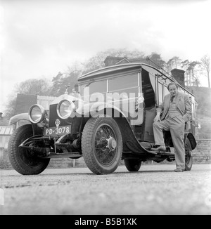 Il proprietario di un veterano Rolls Royce auto. 1963 Un1152-004 Foto Stock