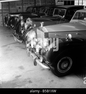 Una collezione di veterano Rolls Royce auto memorizzati in una capanna di Nissen. 1963 Foto Stock