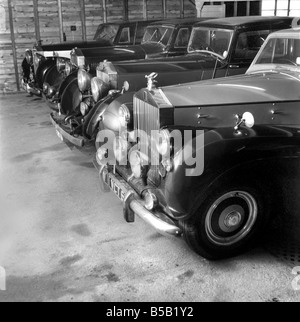 Una collezione di veterano Rolls Royce auto memorizzati in una capanna di Nissen. 1963 Foto Stock