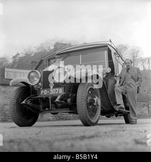 Il proprietario di un veterano Rolls Royce auto. 1963 Un1152-004 Foto Stock