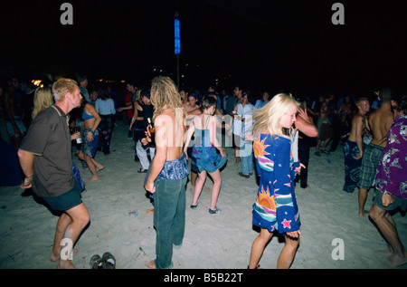 I turisti dancing a una luna piena festa a Haad Rin Beach a Koh Pha Ngan in Thailandia, Asia del sud-est asiatico Foto Stock