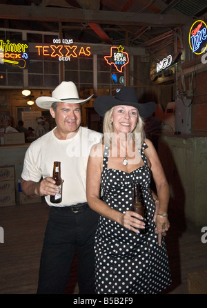 Texas Hill Country New Braunfels villaggio storico di Gruene Gruene Hall sala da ballo giovane indossare stivali da cowboy di cappelli Foto Stock