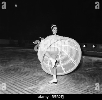 I pattinatori in costume per il holiday on ice show a Wembley. 1957 Foto Stock