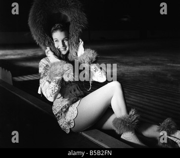 I pattinatori in costume per il holiday on ice show a Wembley. 1957 Foto Stock