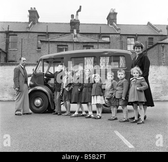 Trasporto: inizio monovolume: il sig. orzo visto qui con i convertiti van ha fatto in un mini bus così che lui e i suoi otto figli possono viaggiare insieme. 1957 Foto Stock