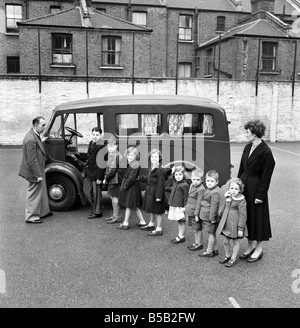 Trasporto: inizio monovolume: il sig. orzo visto qui con i convertiti van ha fatto in un mini bus così che lui e i suoi otto figli possono viaggiare insieme. 1957 Foto Stock