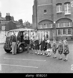 Trasporto: inizio monovolume: il sig. orzo visto qui con i convertiti van ha fatto in un mini bus così che lui e i suoi otto figli possono viaggiare insieme. 1957 Foto Stock