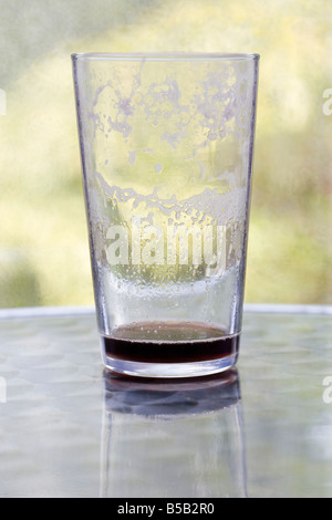 Svuotare un bicchiere di birra con la feccia Foto Stock