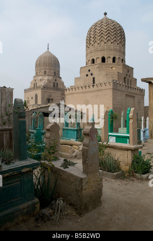 Griglia ad alta densità della tomba e mausoleo Islamico strutture in città dei morti o Cairo necropoli dove alcune persone vivono nel sud-est del Cairo, Egitto. Foto Stock