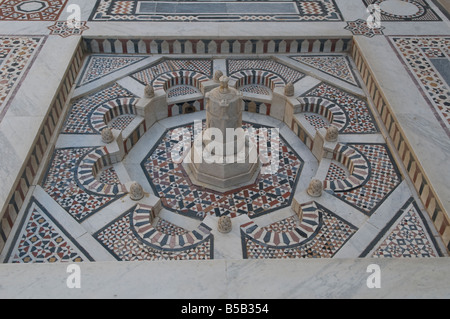 Decorato cantharus, anche fontana di phiala per abluzioni rituali nel cortile del Museo copto nel quartiere copto Cairo, Egitto Foto Stock