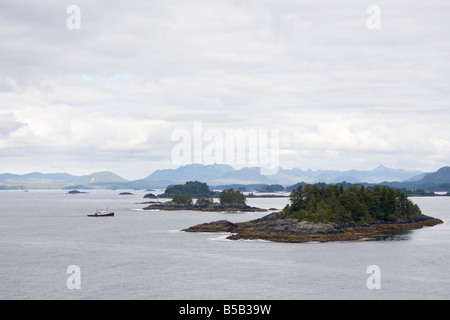 Rimorchiatore commerciale vele le acque del passaggio interno vicino a Sitka Alaska Foto Stock