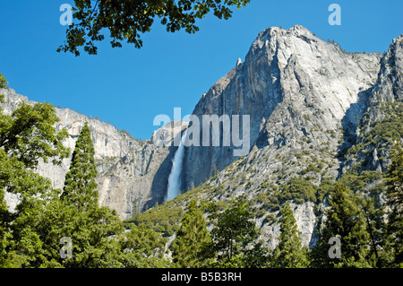 Superiore di Yosemite Falls come visto da di fronte al Parco Nazionale di Yosemite del Centro Visitatori Foto Stock