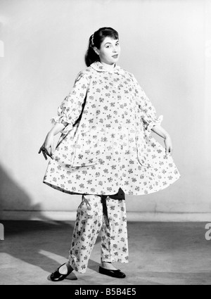 Abbigliamento: moda: Nightwear. 1957 B492-001 Foto Stock