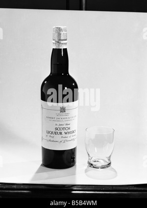 Bottiglie di vini e liquori con gli occhiali. 1959 D69-001 Foto Stock