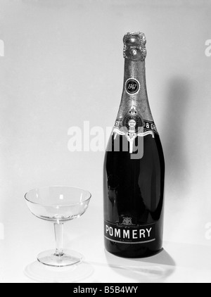 Bottiglie di vini e liquori con gli occhiali. 1959 D69-004 Foto Stock